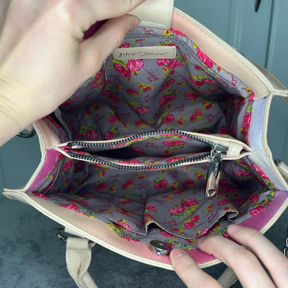 Betsey Johnson Purse Heart Debossed Multi-Compartment Crossbody Sand Beige Purse - Picture 2 of 11